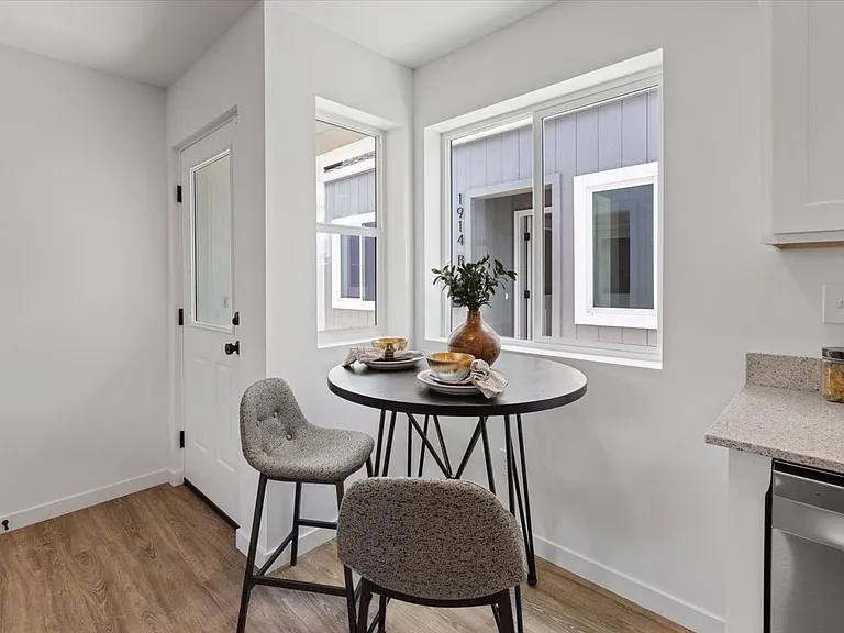 Back unit kitchen nook