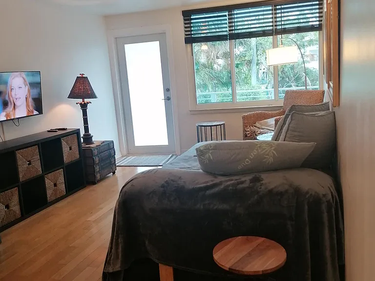 405 N Hibiscus Dr — Photo 2