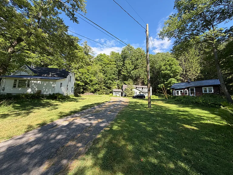 724 W Falls Rd — Photo 2