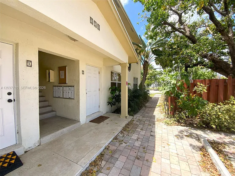 530 NE 15th Ct #7 — Photo 4