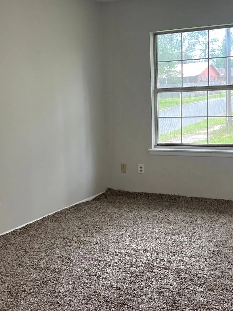 2201 Angus — Photo 3