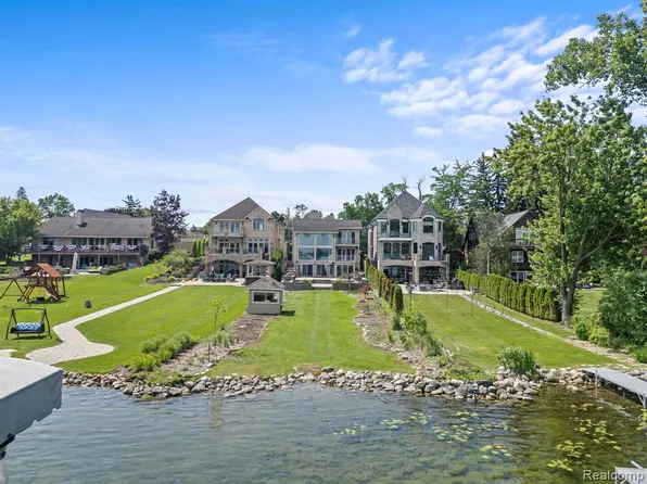 2380 Walnut Lake Rd, West Bloomfield, MI 48323