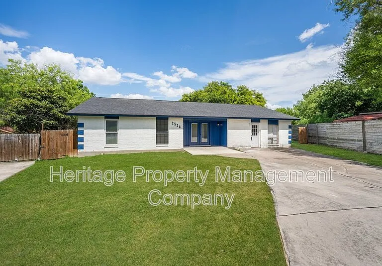 2526 Town Briar St — Photo 3