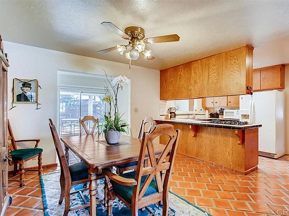 Dining Area with Breakfast Bar