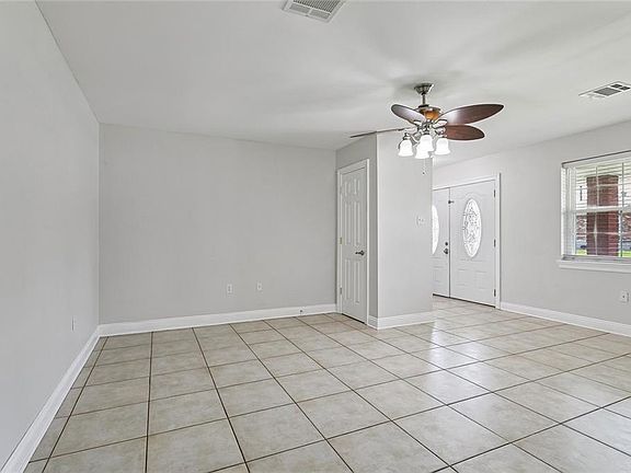 4th image of 2312 Creely Dr