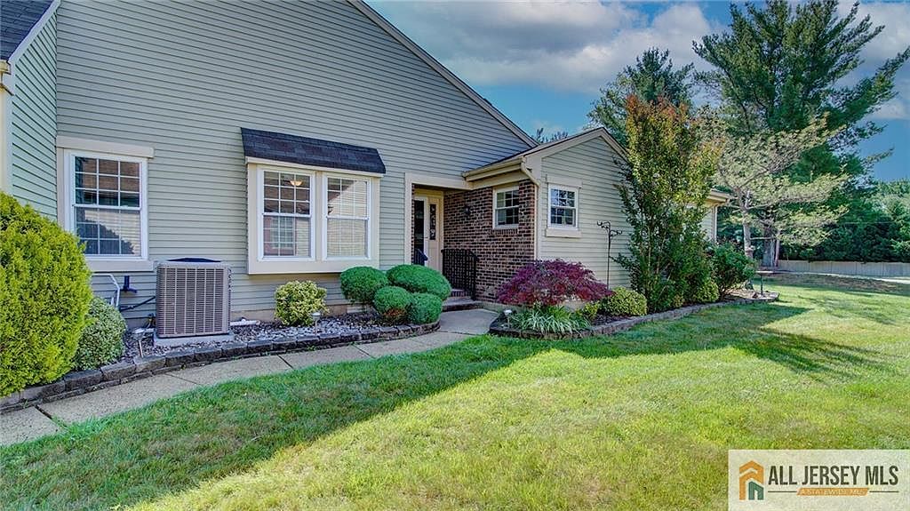 23 Bedfordshire Dr — Concordia Golf Club