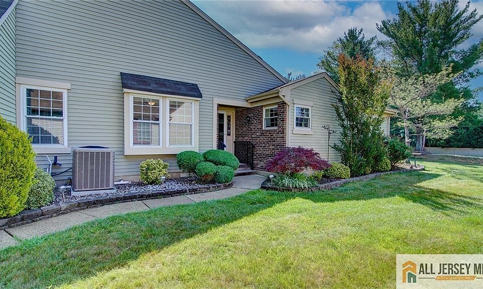 1st image of 23 Bedfordshire Dr