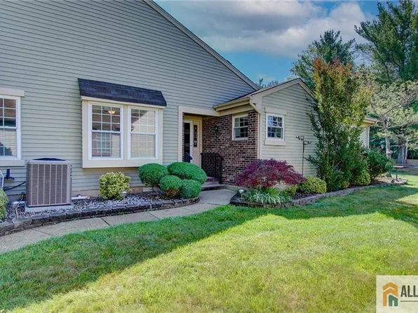 23 Bedfordshire Dr, Monroe Township, NJ 08831