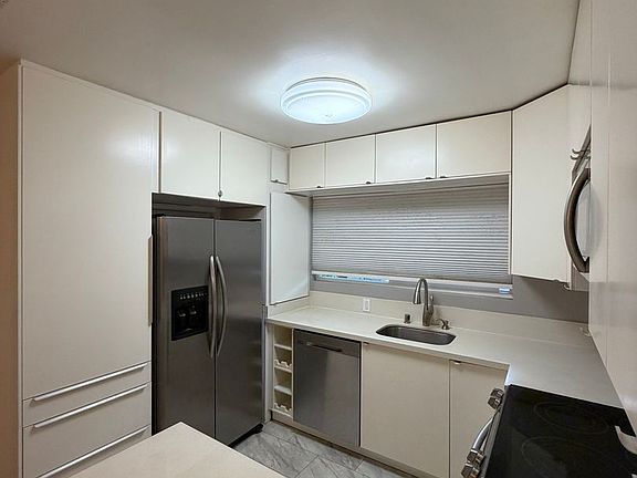 5th image of 334 Newport Ave APT 2