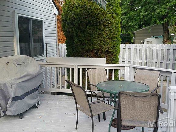4th image of 369 S Parkway Dr