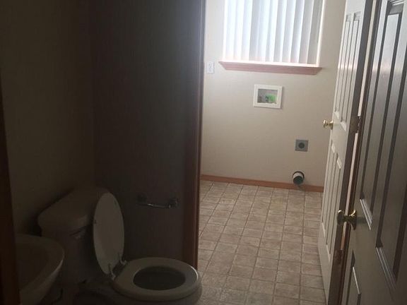Mainfloor 1/2 bath and laundry room