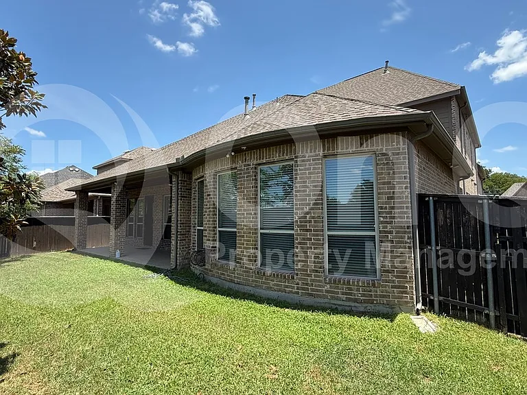 901 Colby Dr — Photo 3