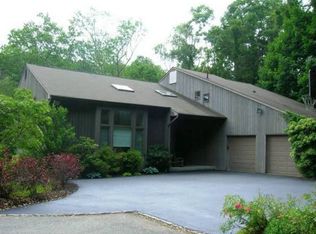 10 Arthurs Way, Chestnut Ridge, NY 10977