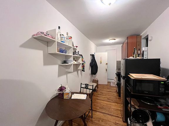 5th image of 261 E 10th St APT 6