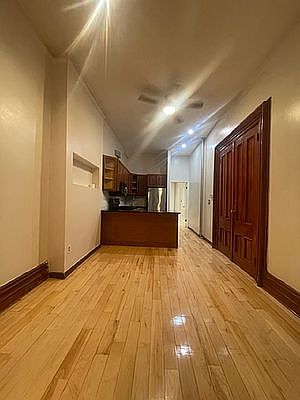5th image of 527A Macon St APT 2