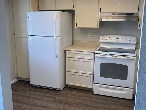 3rd image of 199 Somerset Cir N