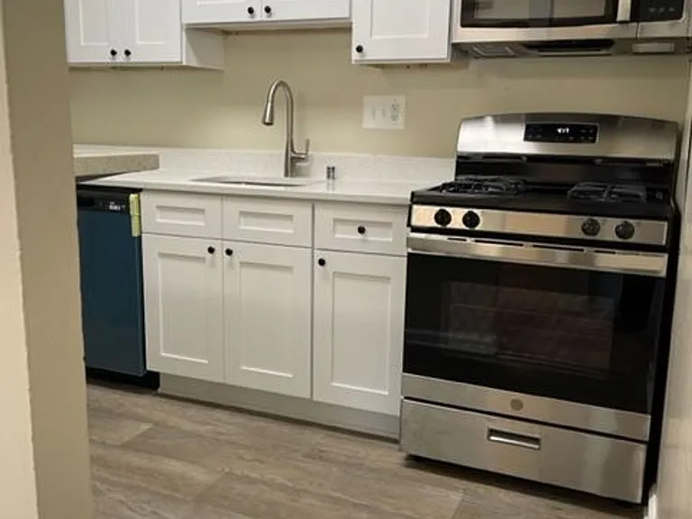 Woods Edge Apartments — Photo 11