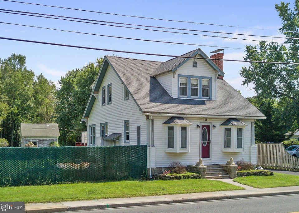 1st image of 19 Thatcher St