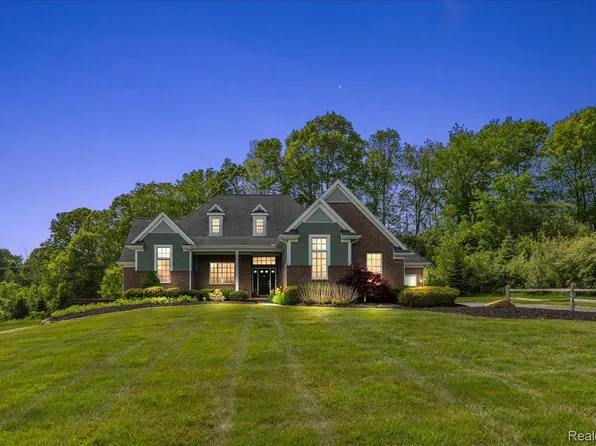 7707 Darcy Ln, Clarkston, MI 48348
