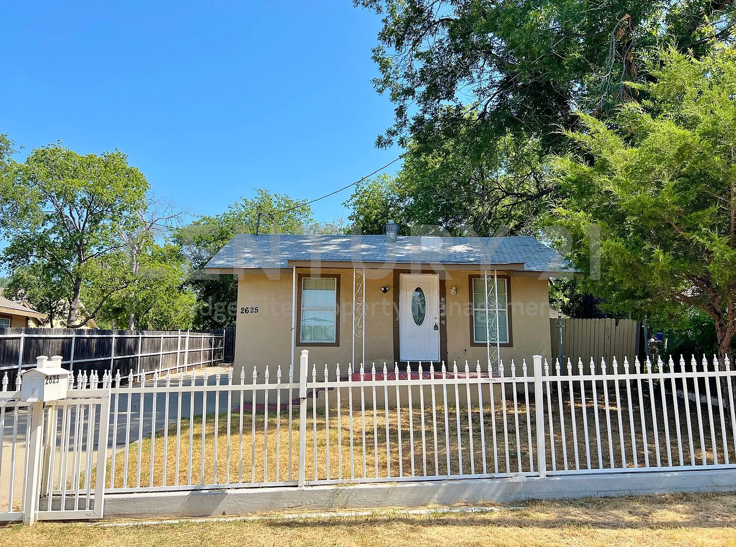 Darling 2/1 In Fort Worth ISD For Rent! — Photo 2