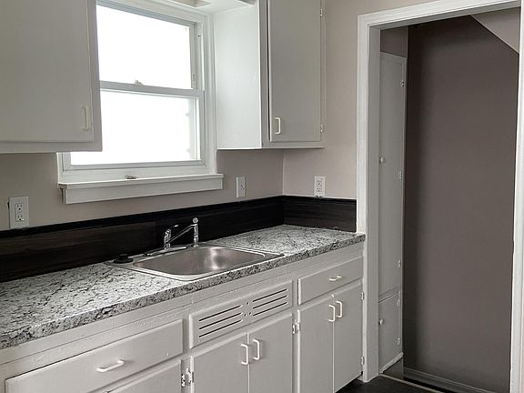 3rd image of 471 White Ave