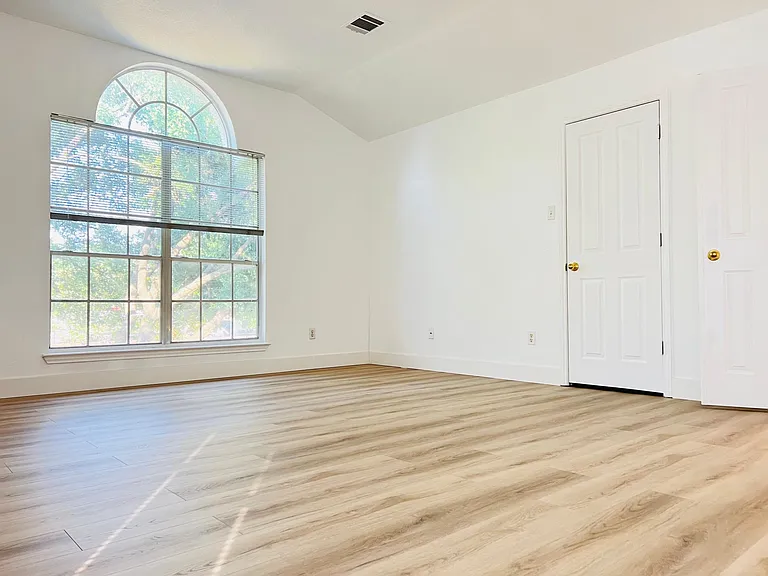 8021 Luling Ln — Photo 32