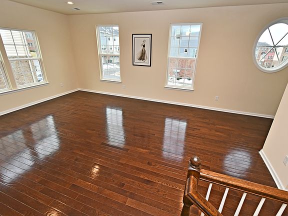 5th image of 137 Mews Ln