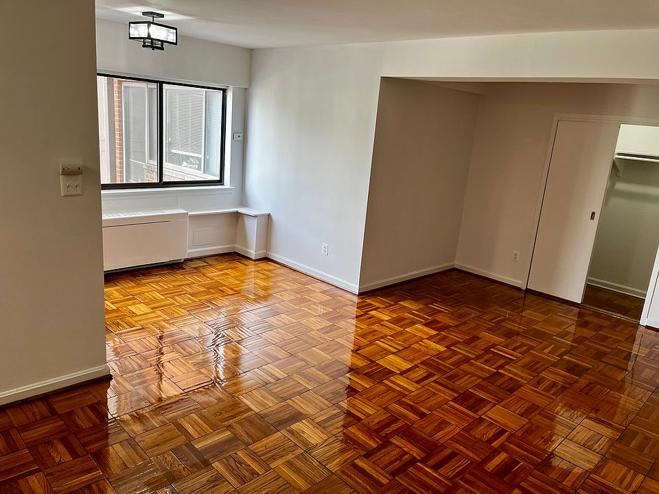 Unfurnished 750 sq ft. One Bedroom Apt. (same living room/dining room layout as the previous furnished photo)