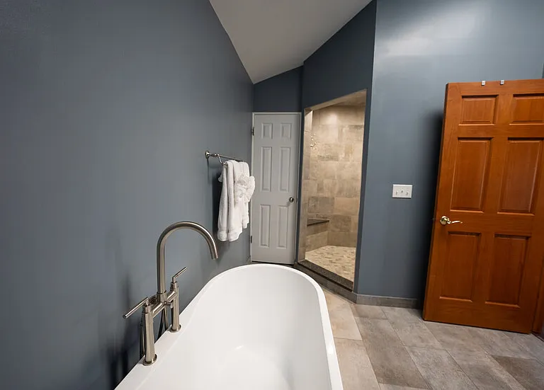 Master Bathroom (Upper level) Pic# 3