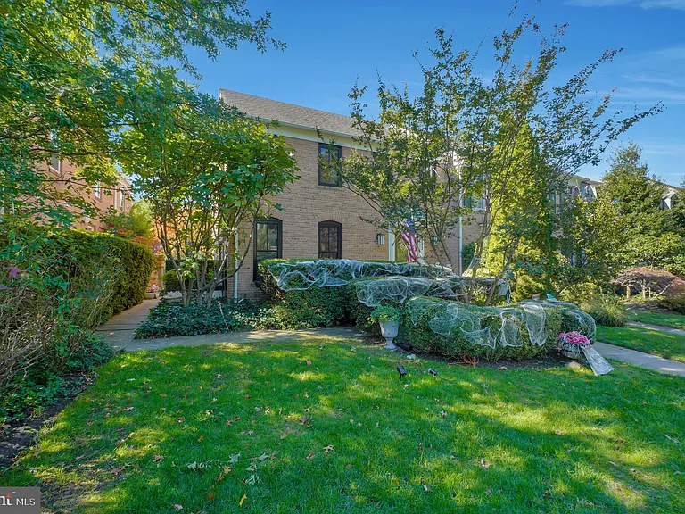 4732 Massachusetts Ave NW — Photo 39