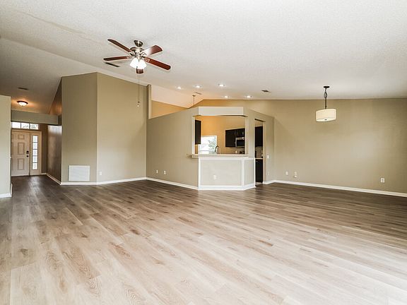 3rd image of 12515 Midpointe Dr