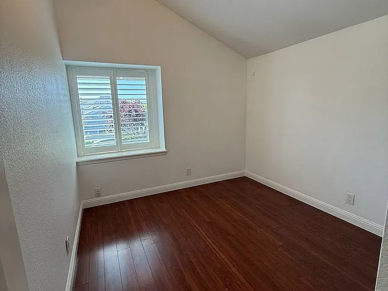 704 Newport Cir — Photo 15