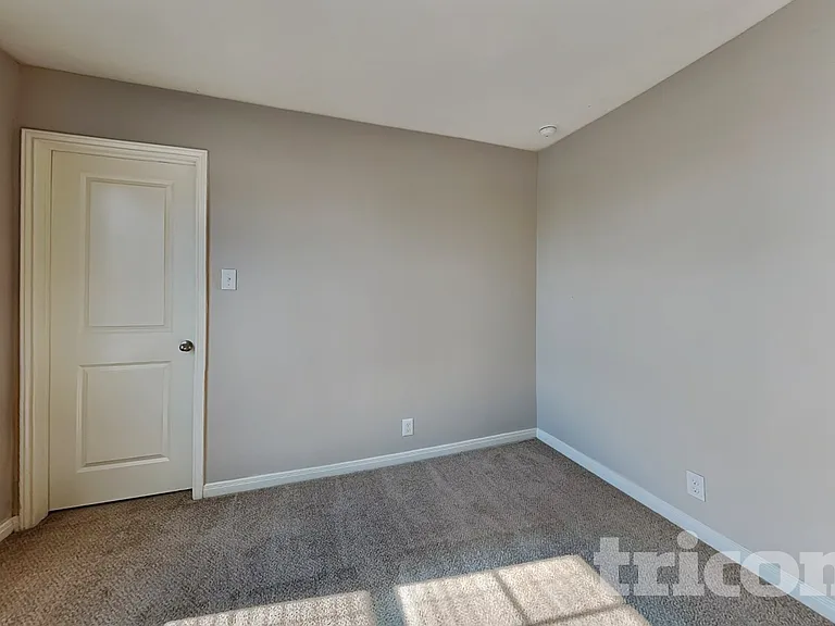 4945 Hallies Gdn — Photo 11