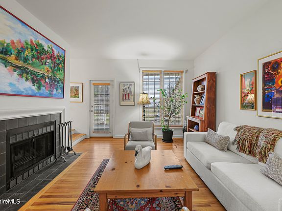4th image of 1136 Barker Rd Unit 27