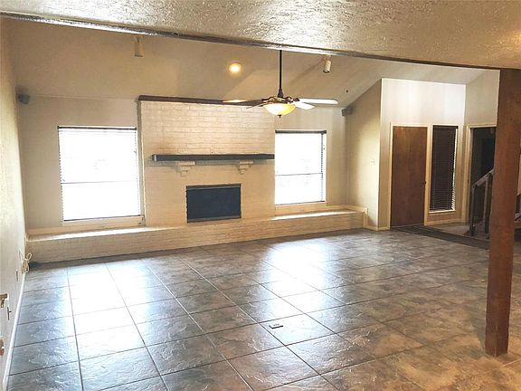 3rd image of 12610 Oak Plaza Dr