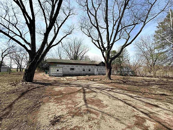 2nd image of 3230 S Oakhill Ave