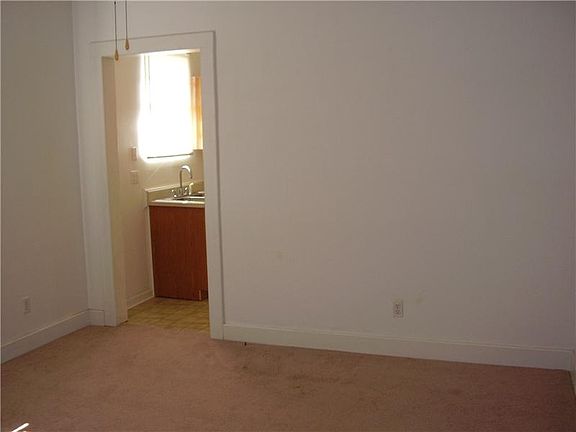 4th image of 802 Greenwood Dr
