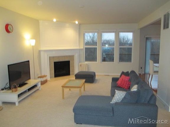 5th image of 45125 Bartlett Dr