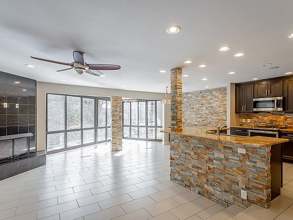 4th image of 4248 Lakeshore Ln #36