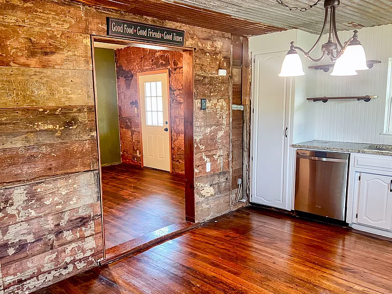 182 Douglas St — Photo 9