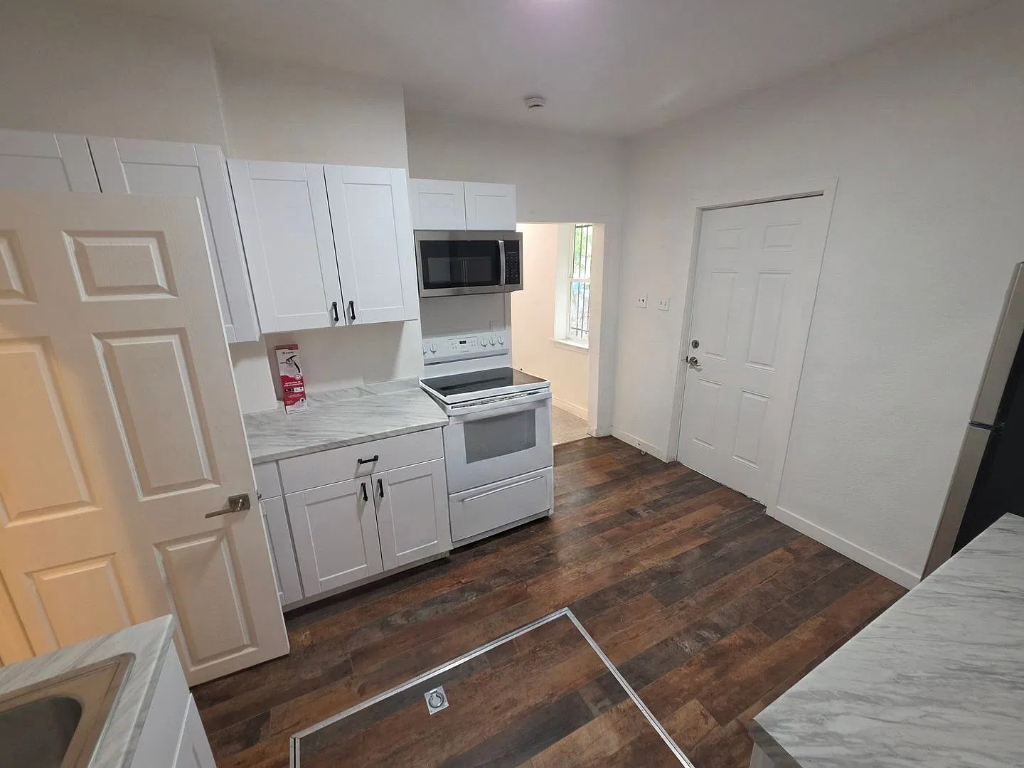Charming 2-Bedroom Home with Large Fenced Yard Near Light Rail! — Photo 4