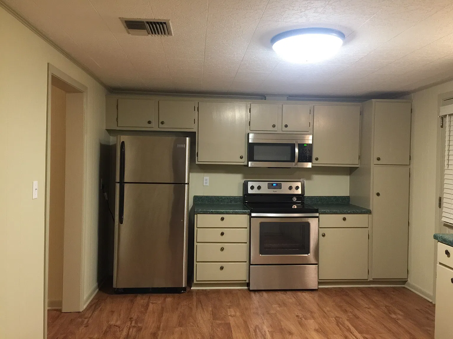 3 bed, 1050 sqft, $950 — Photo 3