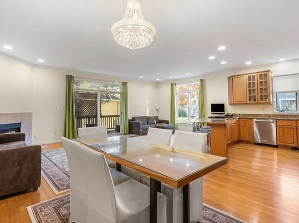 49 Florence St #49, Chestnut Hill, MA 02467