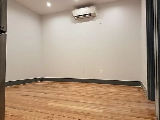4th image of 238 Montrose Ave #2B
