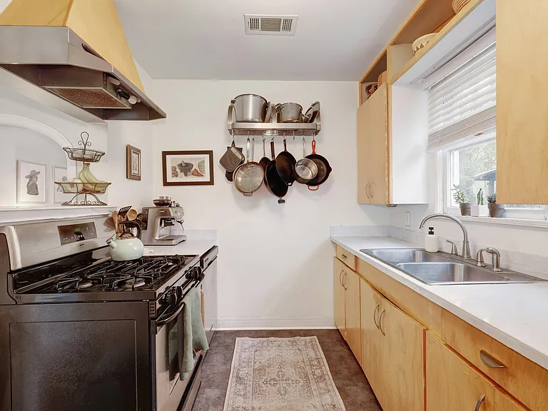 1008 E 43rd St — Photo 16