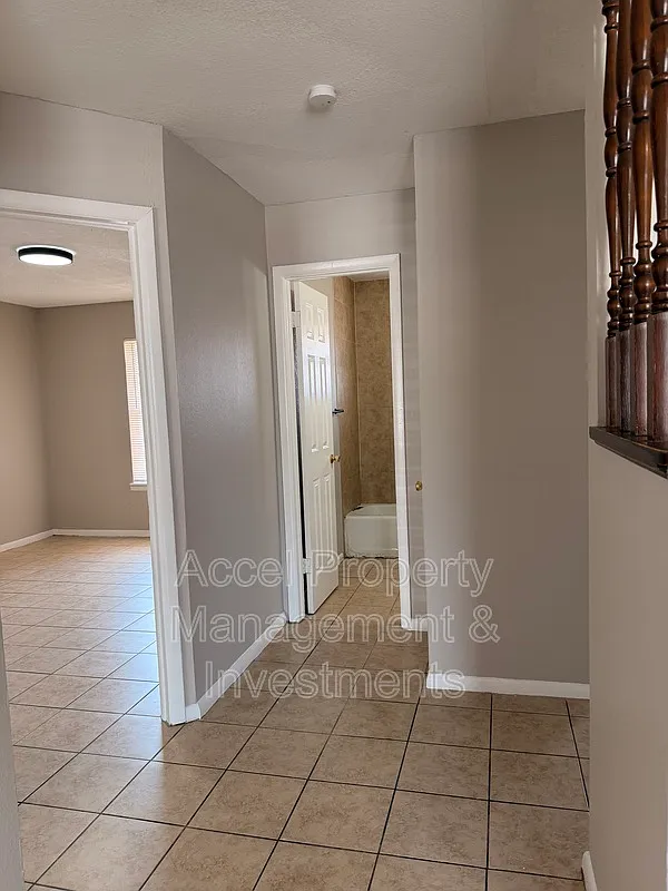 2 bed, 1.0 bath, 868 sqft, $575 — Photo 3