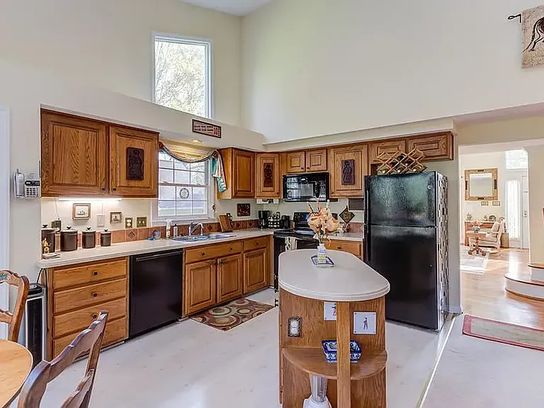 205 Windhover Dr — Photo 6