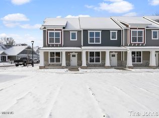 161 Tamarack Ln NE, Rockford, MI 49341