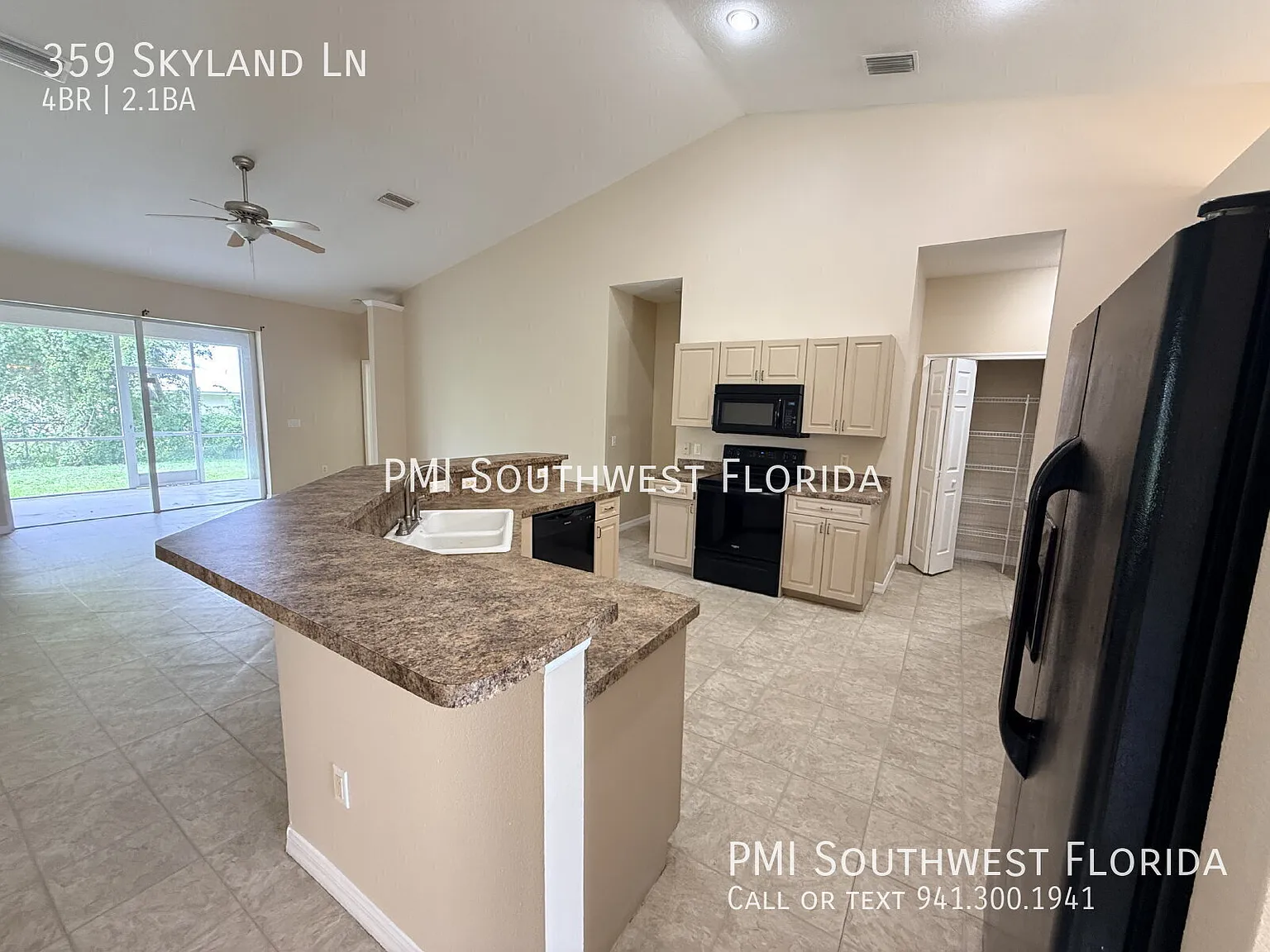 Spacious 4 Bedroom, 2.5 Bath, fenced in Yard, on Port Charlotte and North Port border. — Photo 2