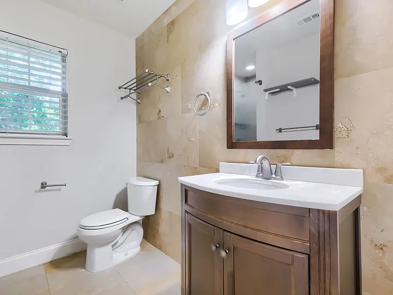 114 Conway Dr — Photo 10